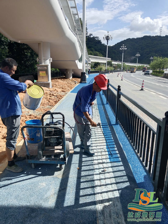 【彩色透水混凝土】廣汕路現(xiàn)場噴油施工！