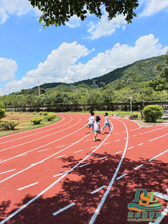 【透氣型塑膠跑道】心飛揚，隨心跑！