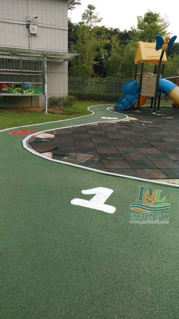 嶺南學院內(nèi)部幼兒園就是使用生態(tài)透水混凝土鋪裝