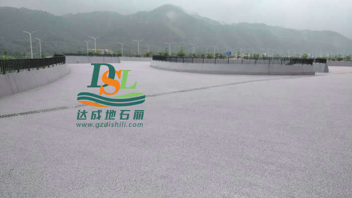 透水地坪又稱為透水混凝土路面，環(huán)境友好混凝土。